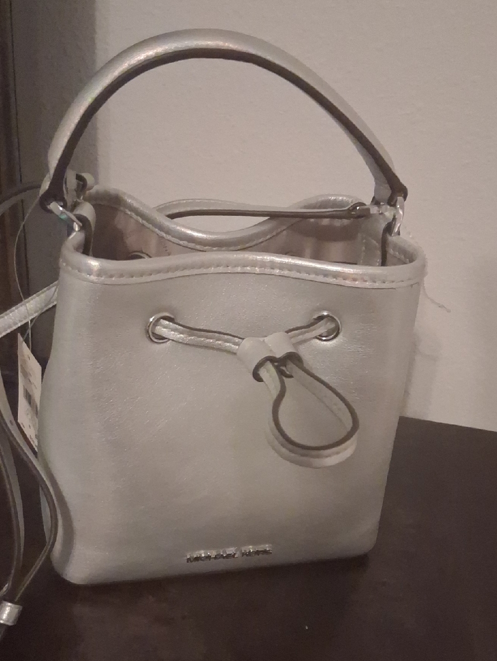 Beautiful BNWT MICHAEL KORS SILVER SURI XBODY bucket Bag.